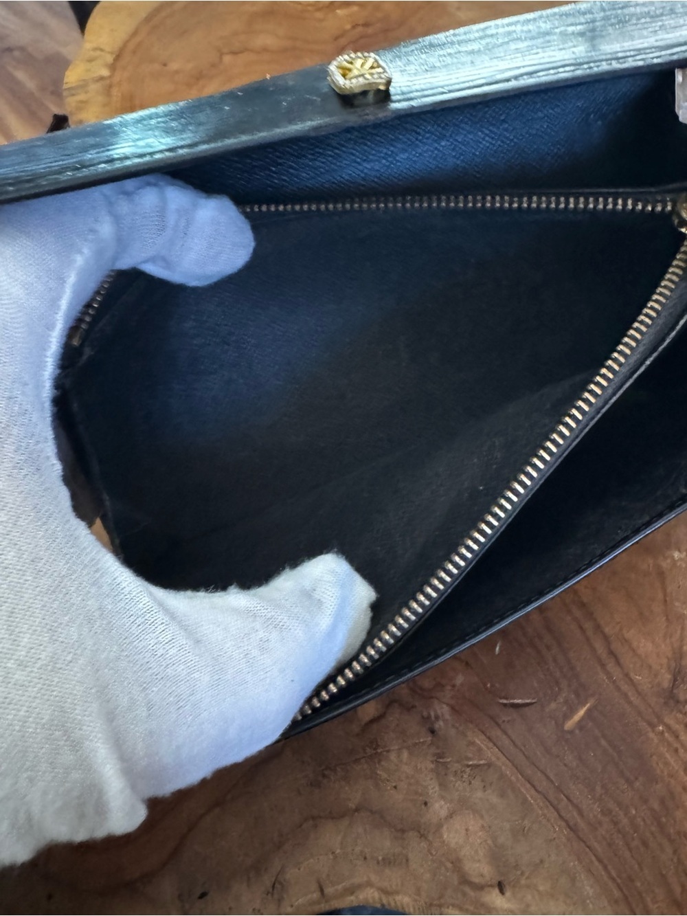 just in 🔥 Louis Vuitton Black EPI wallet converted Crossbody - Picture 9 of 17